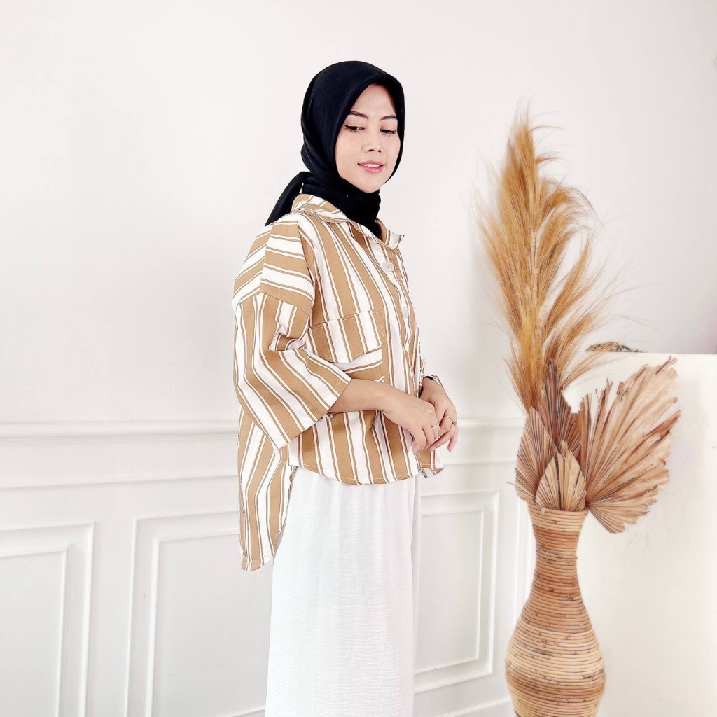 BEFAST - ZEC OOTD WANITA KEMEJA NAMI / Hersa Top / Hem Stripe Wanita Terbaru / Pakaian Kekinian Remaja ABG Trendy / Fashion Wanita Casual / Kemeja Motif Garis-Garis / Terlaris