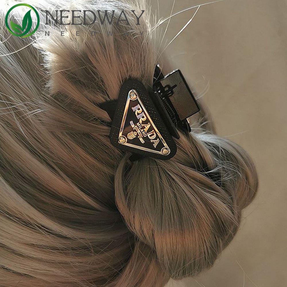 Needway   Gadis Jepit Rambut Lucu Retro Huruf Klip Rambut Wanita Hiasan Kepala Elegan Geometris Segitiga Tag Hair Claw