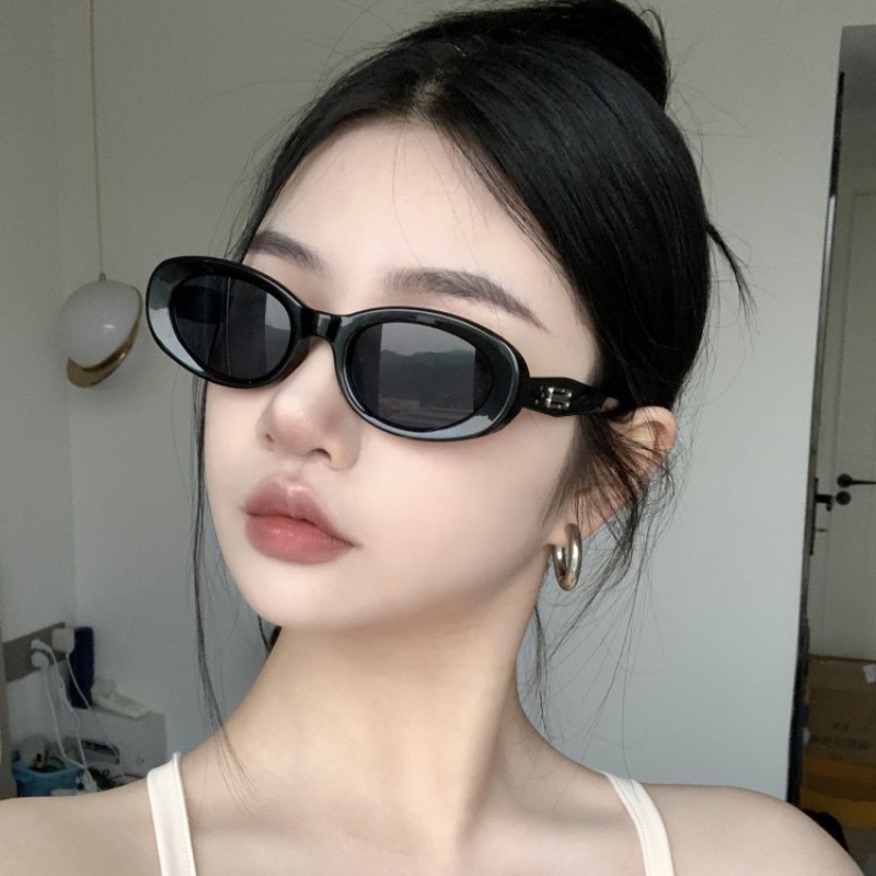 (YUZHU) Bingkai Oval Warna Permen Spike Kacamata Hitam Korea Fashion Oversized Frame Sunshade Sunglasses Untuk Wanita