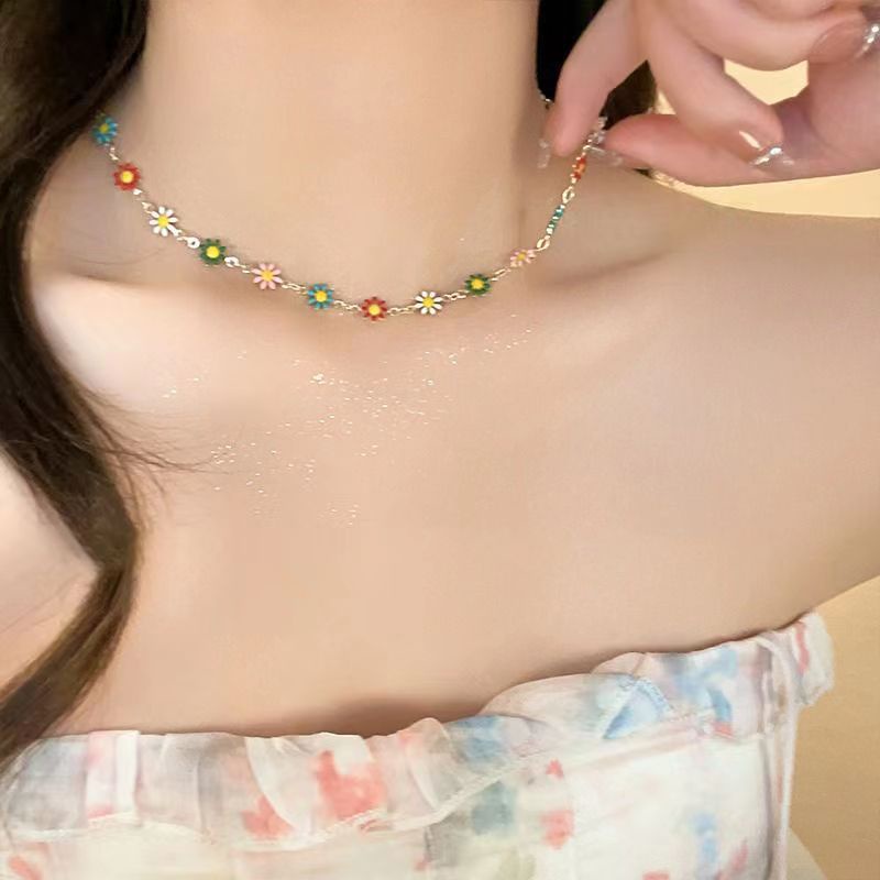 Musim Panas Segar~ Warna-Warni Kalung Bunga Kecil Temperamen Perempuan All-Match Kalung Desain Niche Rantai Klavikula Daisy Segar