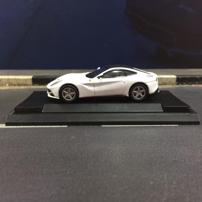 Kyosho Colourful Model Ferrari F12 Berlinetta Putih