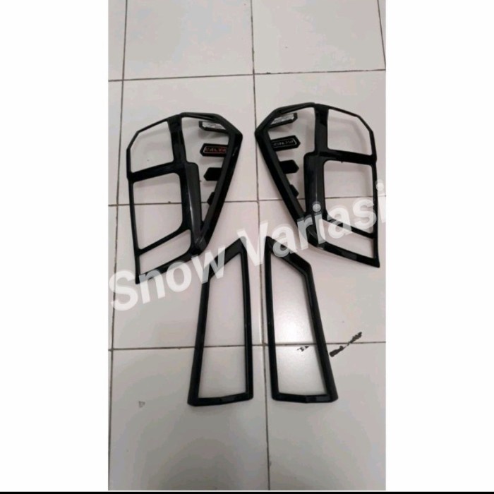 Garnish Lampu Belakang Calya Hitam
