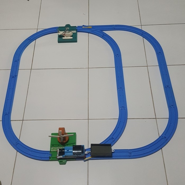 Takara Tomy Plarail Kereta Thomas And Harold Country Set