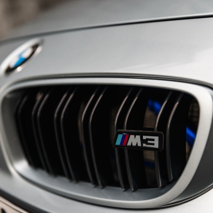 EMBLEM GRILL LOGO MPOWER BMW M3 M4 M5 EMBLEM GRILL BMW F30 F10 F80 F82 - M3 (F30)