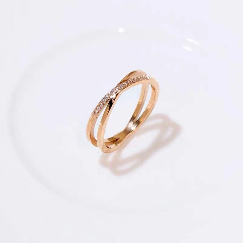 Indah Silang Gaya Diagonal Bertabur Berlian Cincin Baja Titanium Perempuan Anti Karat Berlapis 18 K Rose Gold Cincin Perhiasan