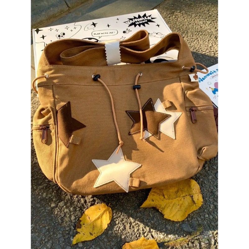 ✺Sera  Toko American Retro Bintang Wanita Mahasiswa Niche Fashion Kapasitas Besar Commuter Bahu Messenger Tas 2023 Baru