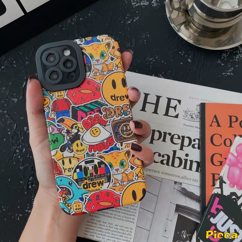 IPHONE Casing Ponsel Rumah Drew Merek Trendi Kompatibel Untuk Iphone7 8plus11 Pro Max XR 13 14 12 Pro Max X XS Max Graffiti Lucu Kartun Beruang Smiley Mewah Tekstur Kulit Soft Cover