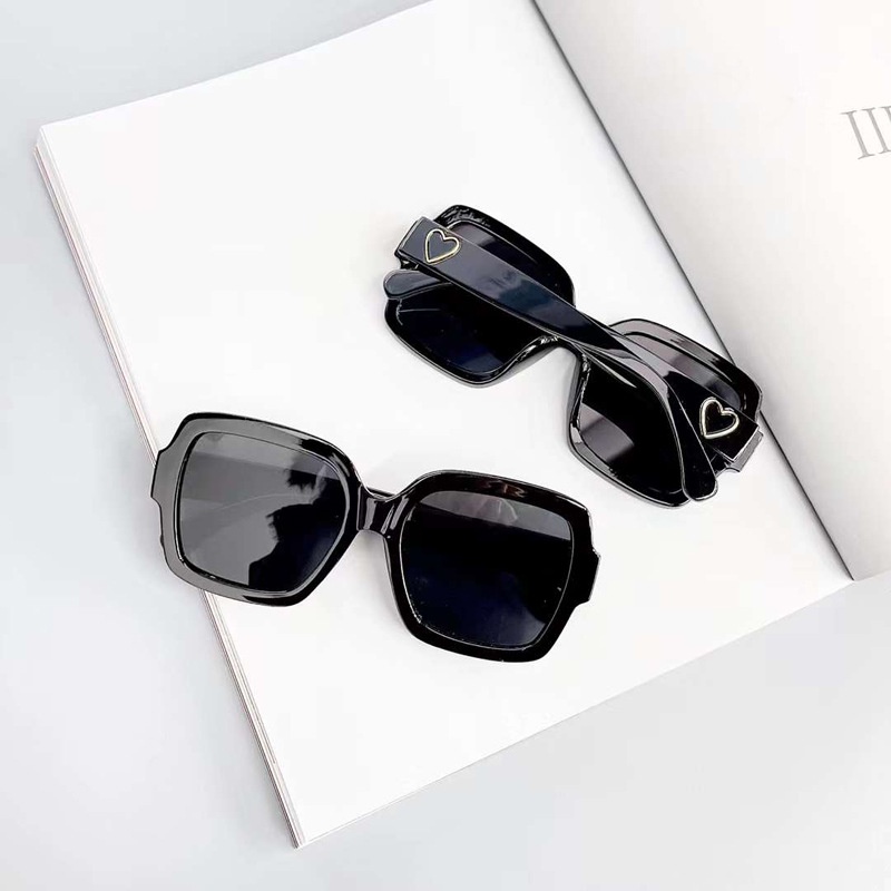 (YUZHU) Western Retro Fashion Oversized Frame Sunglasses Love Fashion Kacamata Hitam Serbaguna Untuk Wanita