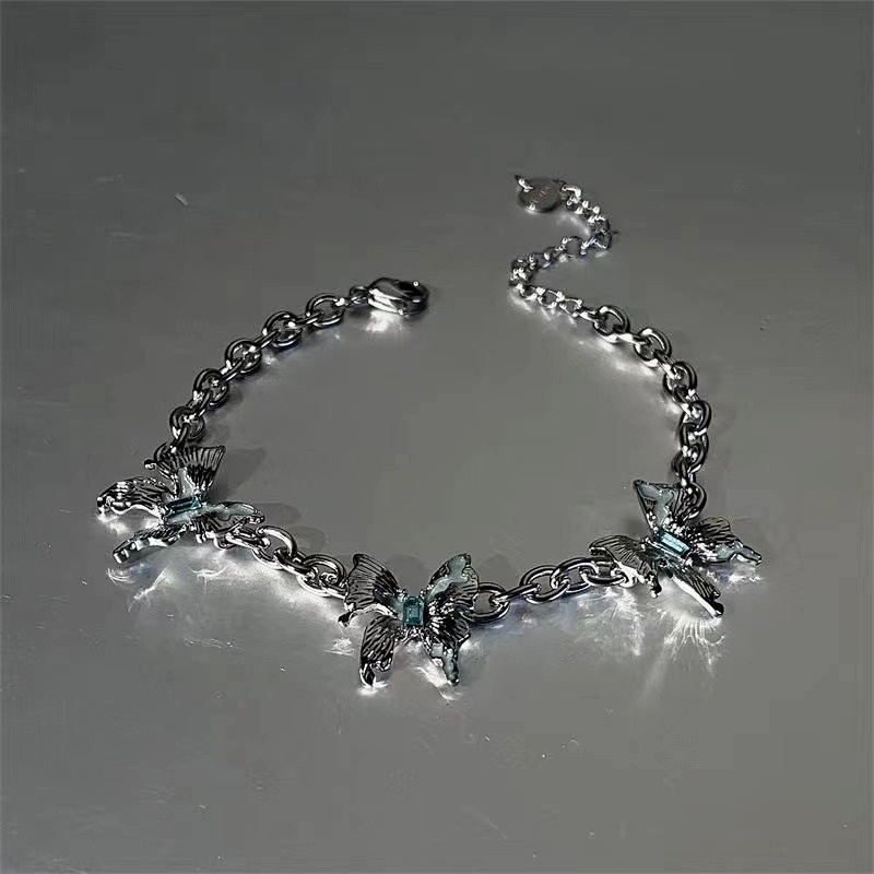 Tiga Kupu-Kupu Gelang Aksesoris Cahaya Temperamen Mewah Biru Muda Flash Bor Tangan Ornamen