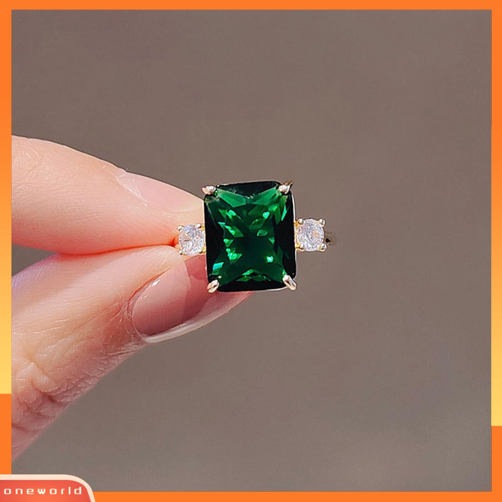 [EONE] Cincin Jari Gaya Sederhana Semua Pertandingan Berkilau Mempesona Efek Visual Ultra-Ringan Hias Alloy Wanita Simulasi Permata Batu Zamrud Cincin Untuk Wanita