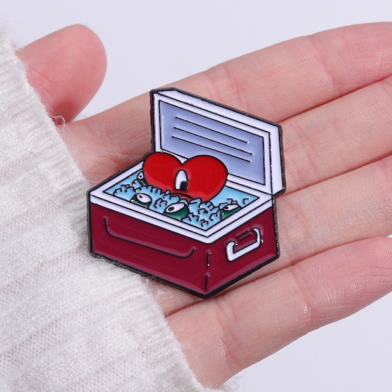 Bad Bunny Merah Hati Rapper Enamel Pin Kartun Musik Bros Pin Lencana Logam Kartun Perhiasan Hadiah Untuk Teman Penggemar