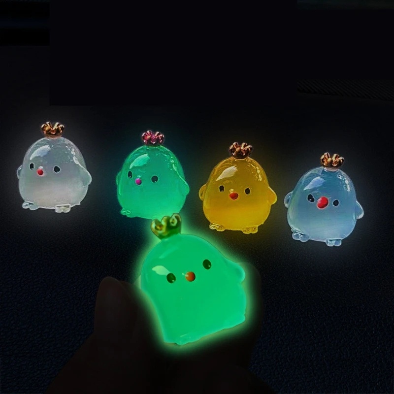 Luminous Chicks Car Ornamen Hias Kartun Lucu Mini Resin Pemodelan Ayam Dashboard Mobil Mainan Boneka Kreatif Perekat Diri Auto Interior Dekorasi