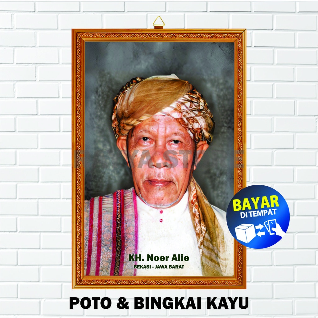 HIASAN DINDING Poster poto & bingkai KH. Noer Alie bekasi ukuran 30x45 Poster Para ulama habaib / GR