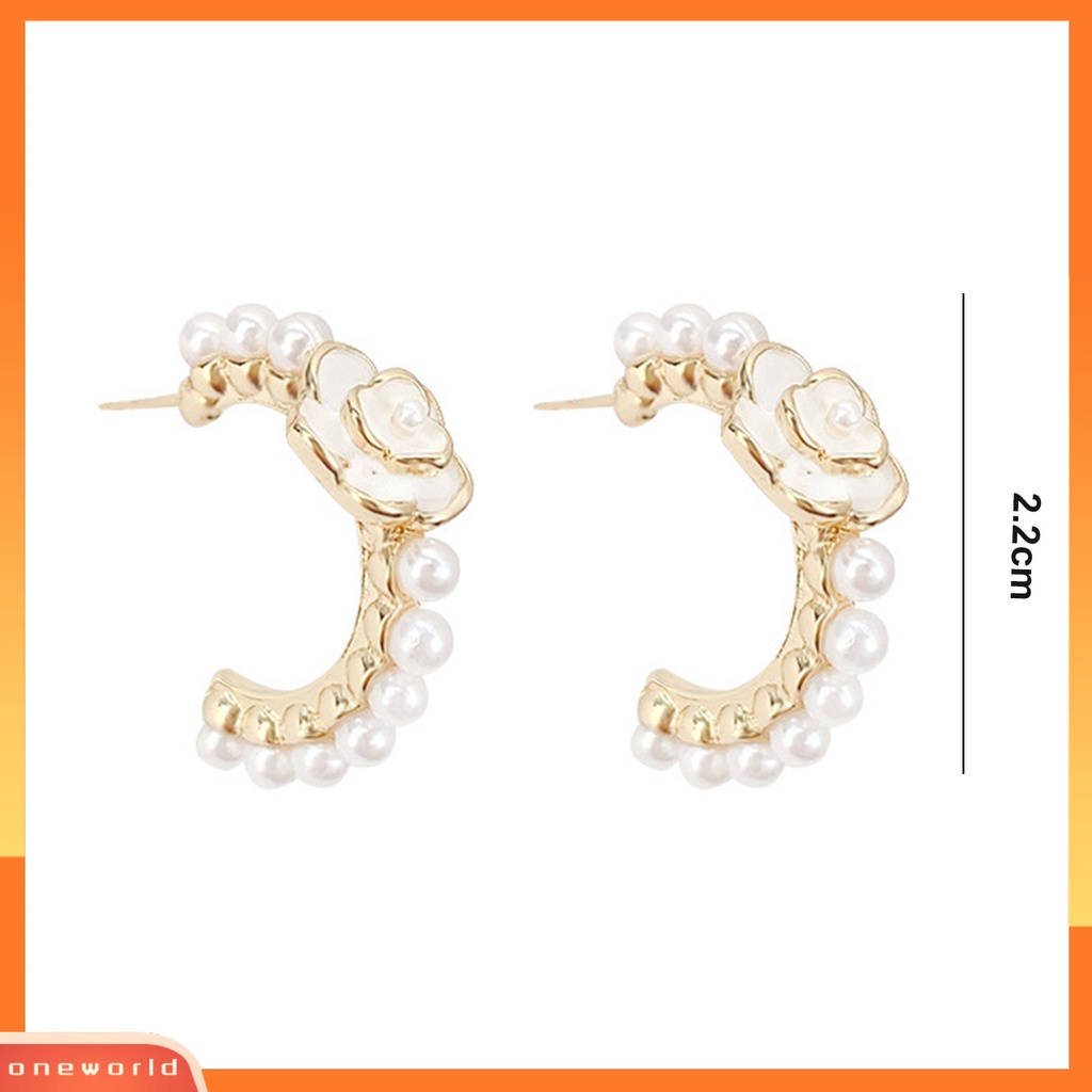 [EONE] 1pasang Anting Hoop Temperamen Camellia Cahaya Mewah Eye-catching Tidak Luntur Dekorasi Electroplating Niche Mutiara Imitasi Lingkaran Anting Perhiasan Aksesori