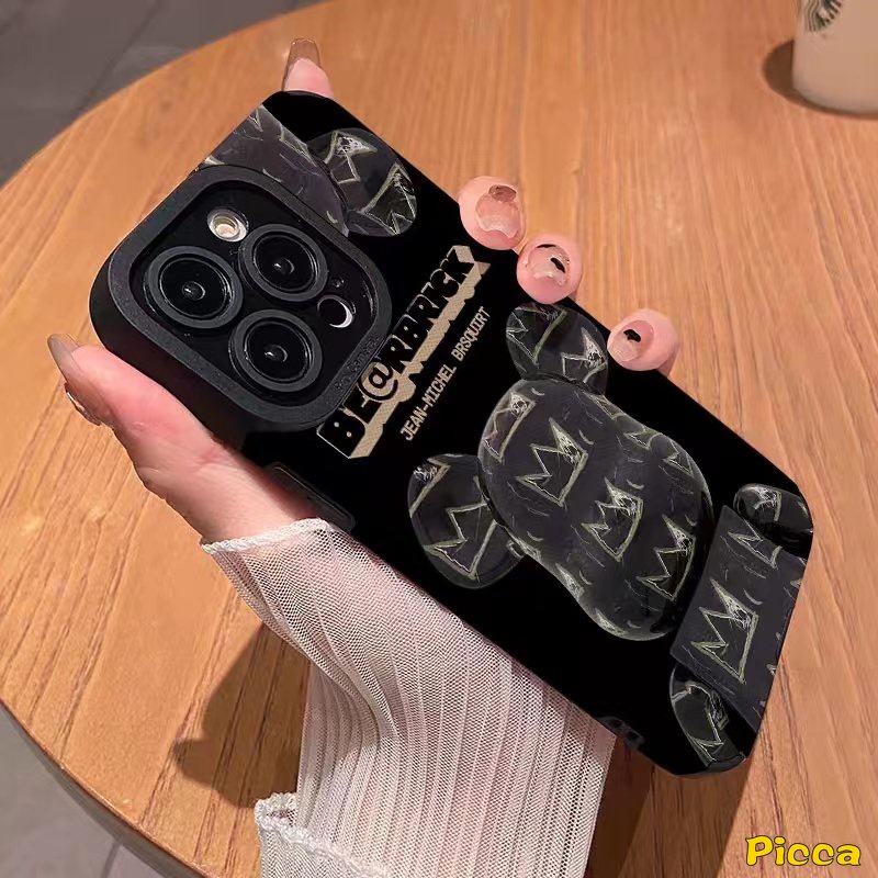 IPHONE Case Mahkota Bearbrick Merek Trendi Kompatibel Untuk Iphone13 14 11 12 Pro Max 7Plus X XR 78 Plus XS Max Tekstur Mewah Kulit Kartun Lucu Beruang Kekerasan Soft Cover