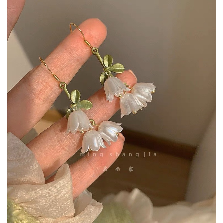 Gaya Korea Lily of the Valley Bunga Daun Anting Mutiara Unik Kreatif Mode Ear Hook Gaya Baru Anting Gaya Sastra Perempuan