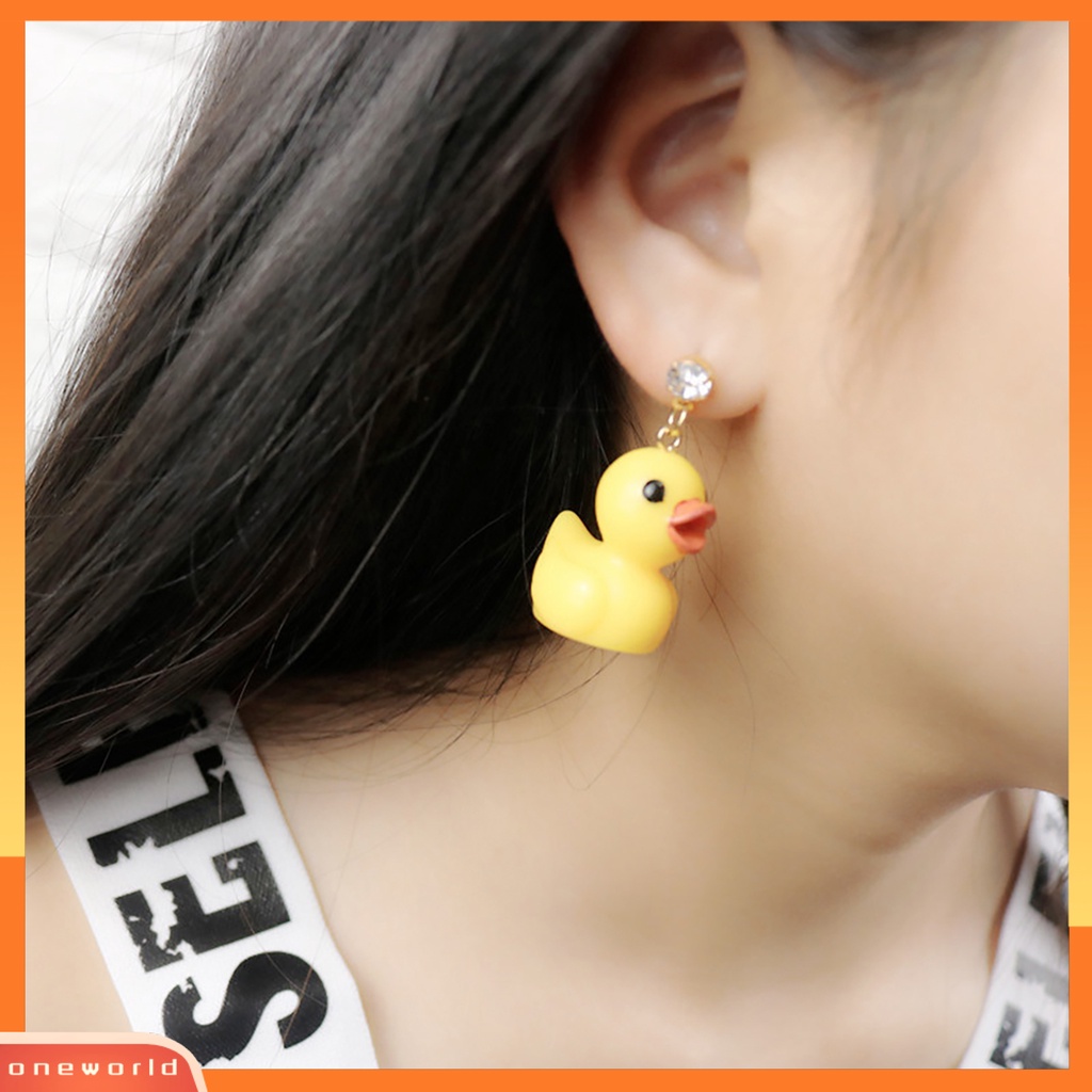 [WOD] 1pasang Ear Stud Ramah Kulit All-match Berlian Imitasi Wanita Bebek Kuning Anting Untuk Pesta