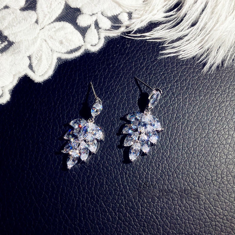 Fashion Baru Briliant Cubic Zirconia Wanita Anting Daun Berbentuk Gadis Segar Anting Telinga Aesthetic Perhiasan Pernikahan Mewah