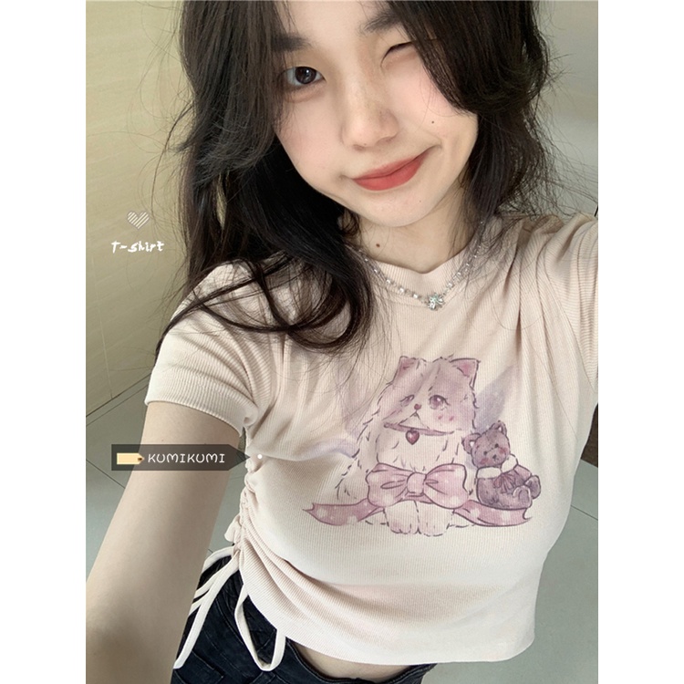 Red kaos Bahu depan yang cantik, manis, manis, gadis kucing, T-shirt lengan pendek, desain musim panas wanita, ceruk ramping, atasan pendek serut