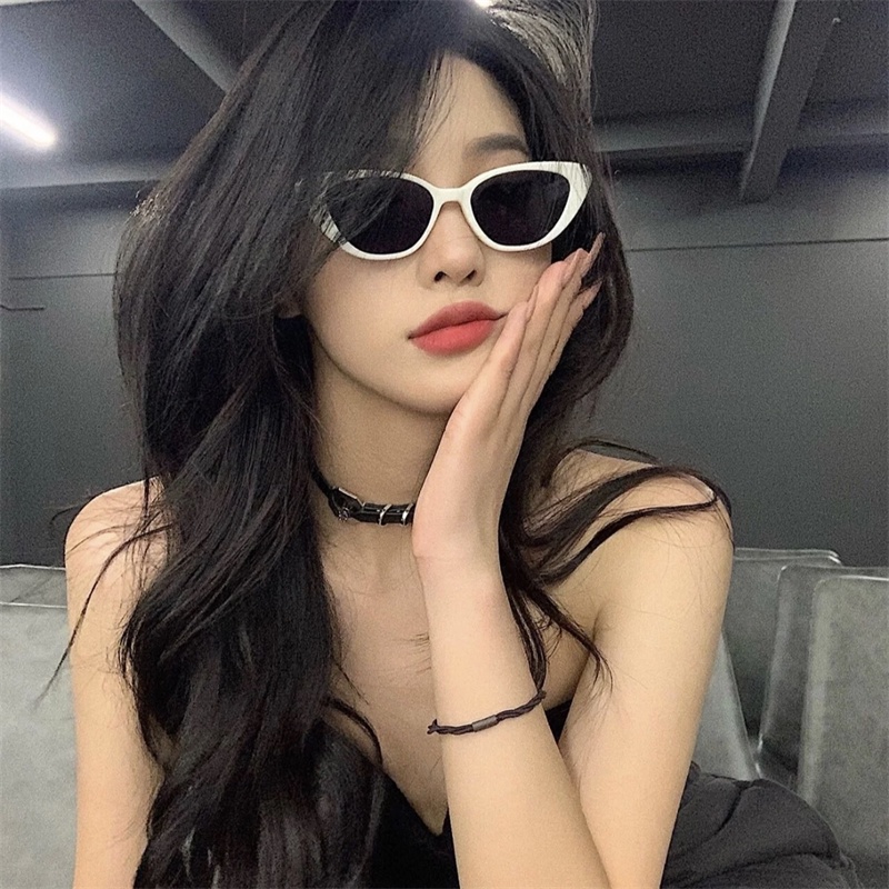 We Flower Eropa Retro Gaya Mata Kucing Kecil Kacamata Hitam Untuk Wanita Pria Ins Trendi UV400 Pelindung Sunnies Kacamata Anti-Radiasi Aesthetic Shades Liburan Mengemudi Kacamata