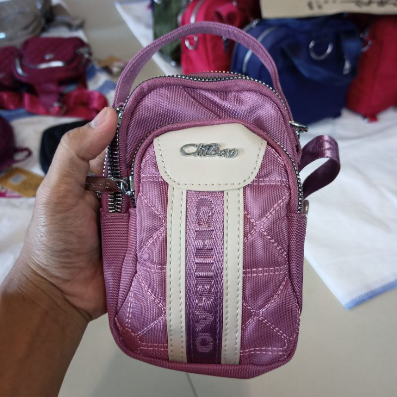 Tas Selempang wanita Tas Chibao 8182-22-C-51 bahan kanvas Lis Kulit. Tas Wanita Tas Chibao Import BEST SELLER TERBARU BISA BAYAR DITEMPAT.!!!!