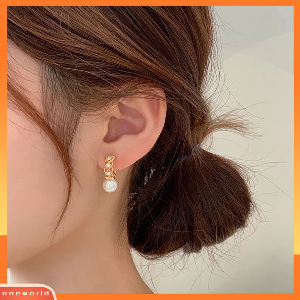 [WOD] 1pasang Anting Hoop Bersinar Mutiara Imitasi Temperamen Elegan Geometris Hias Hadiah Wanita Berongga Keluar Anting Lingkaran Perhiasan Fashion Untuk Perjamuan