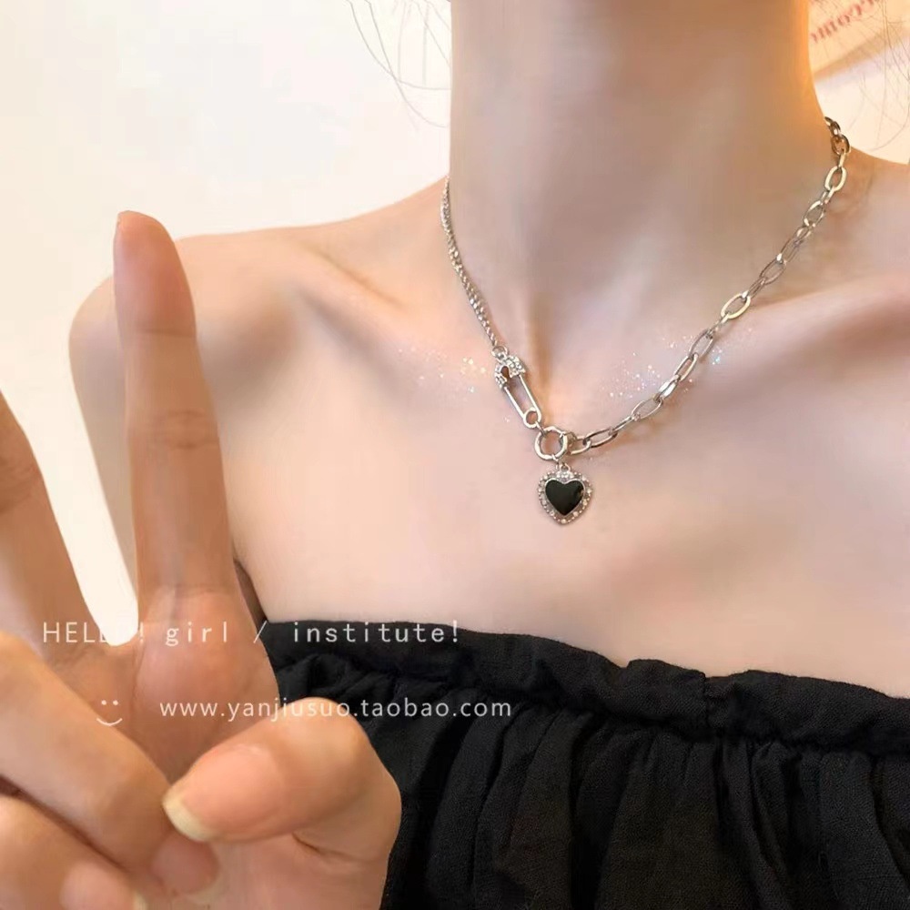 Kalung Jahitan Pin Love Hitam Mewah Ringan Perempuan Desain Niche Rantai Klavikula