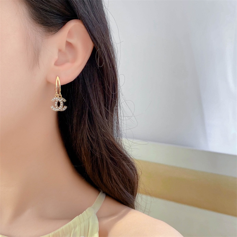 Anting Berlian Huruf C Ganda Korea Dari Wanita