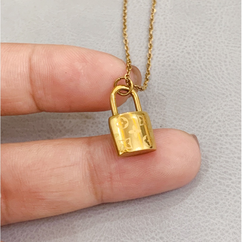 Baja Titanium Clover Lock Kalung Wanita Sederhana Ringan Mewah Clover Klavikula Rantai Perhiasan