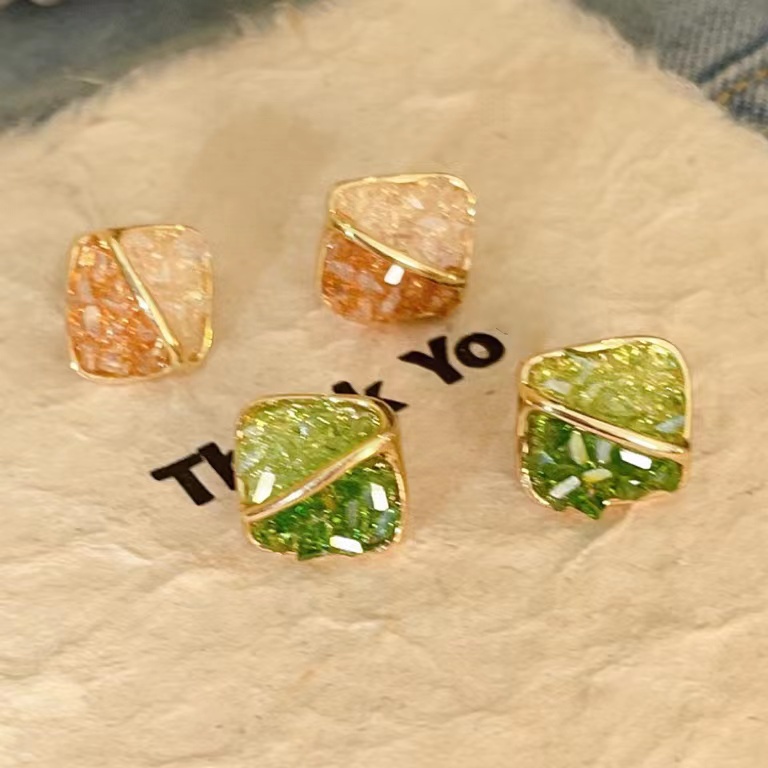 S925 Perak Unik Warna-Warni Jantung Kristal Geometris Cinta Hati Anting2023Gaya Baru Trendi High-End Cahaya Mewah Anting-Anting Wanita