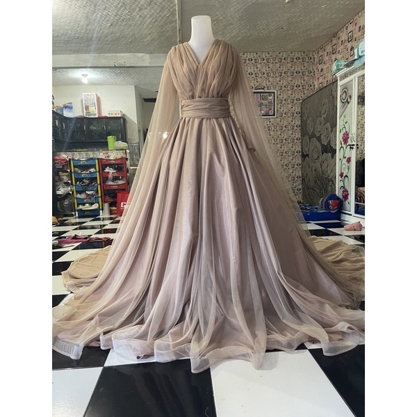 Gaun pengantin ekor panjang