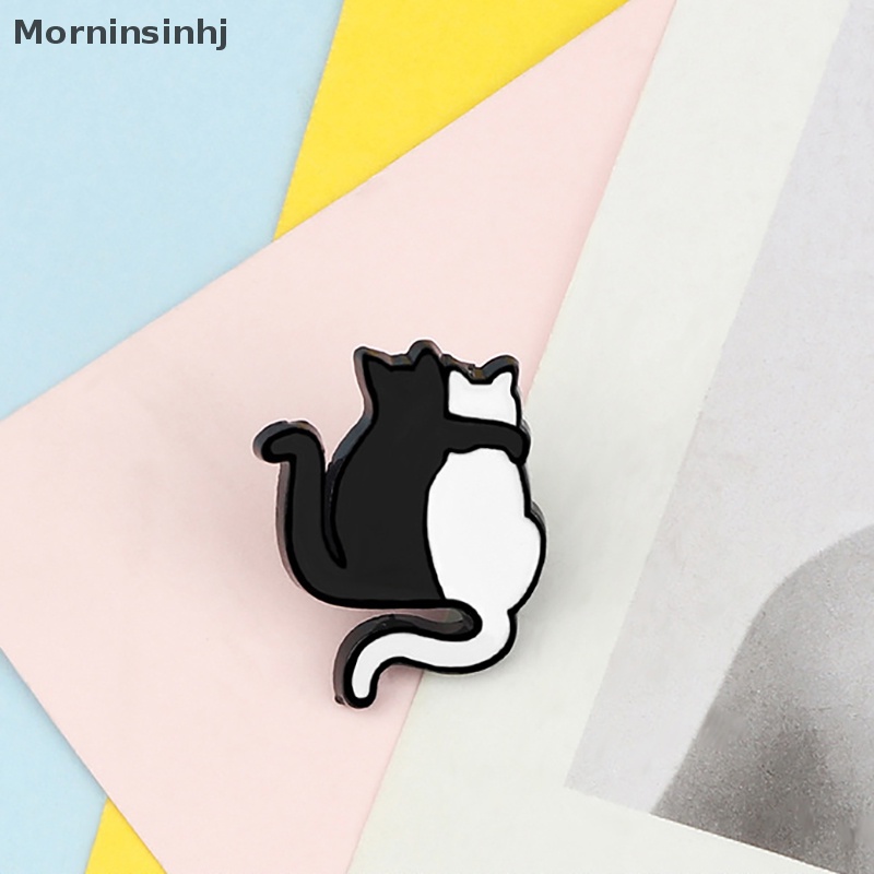 Mornin Pin Enamel Kucing Hitam Dan Putih Hugging Cats Bros Kartun Hewan Lucu Bros id