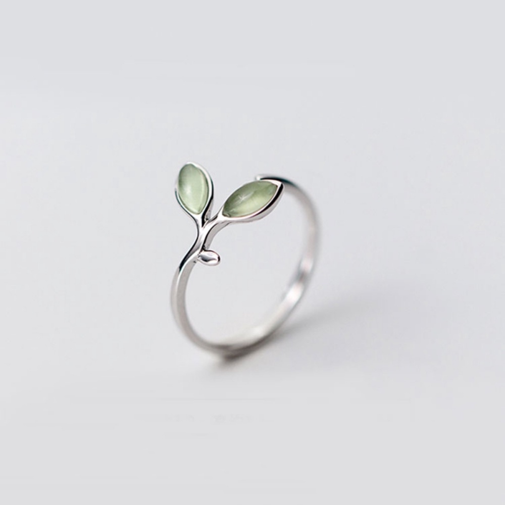 Cincin Silver Casual Desain Daun Hijau Hias Kristal Untuk Wanita