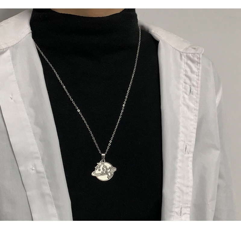 Kalung Wanita Trendy Influencer Disco ins Hip Hop Unik Lucu Siswa Laki-Laki Trendi Merek Gaya Keren Astronot Necklace