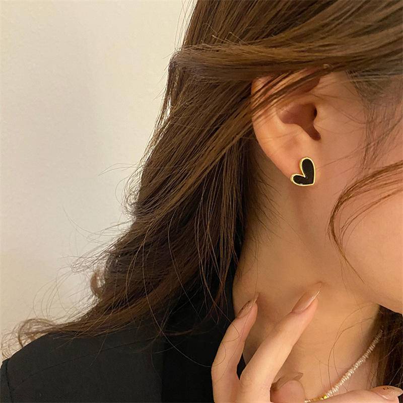 S925 Perak Jarum Hitam Cinta Hati Anting Kecil Temperamen Indah Desain Niche Anting Sederhana Harian