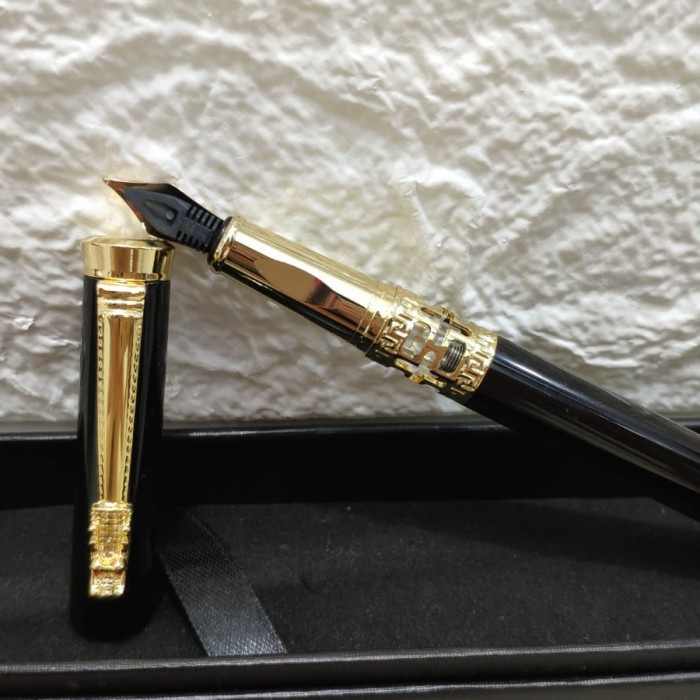 

fountain pen motif dragon head