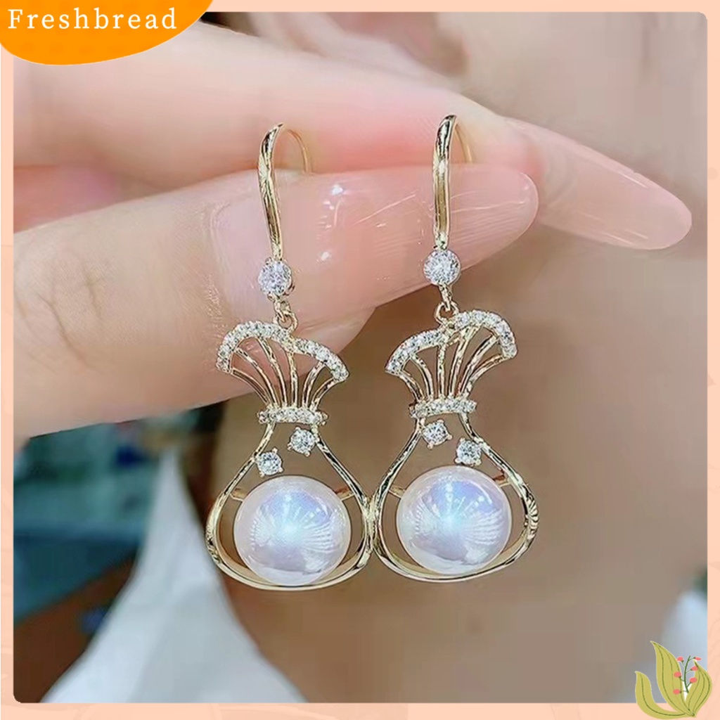 &lt; Freshbread &gt; 1pasang Anting Menjuntai Berlian Imitasi Mengkilap Hias Manik-Manik Berkilau Electroplating Hias Hadiah Wanita Berongga Tas Uang Liontin Anting Perhiasan Fashion Untuk Pacaran