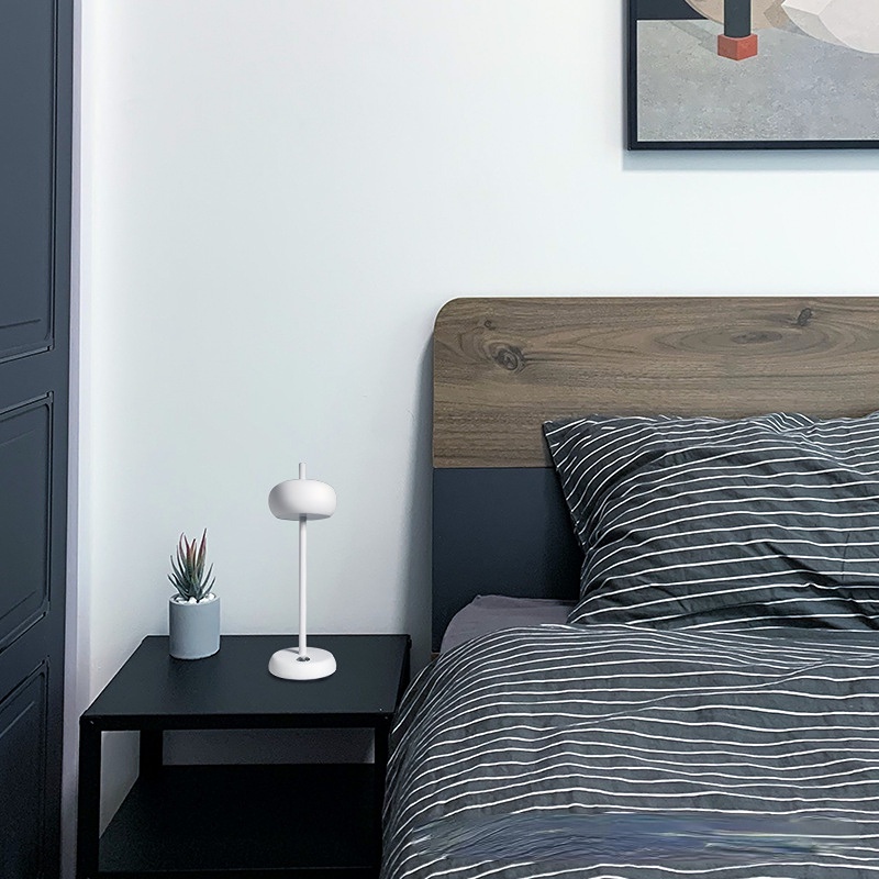 Lampu Meja Bundar LED, Kepala Besi Tanpa Kabel Sensor Sentuh Lampu Meja Pelindung Mata Tiga Gigi Peredupan Dekorasi Kamar Tidur