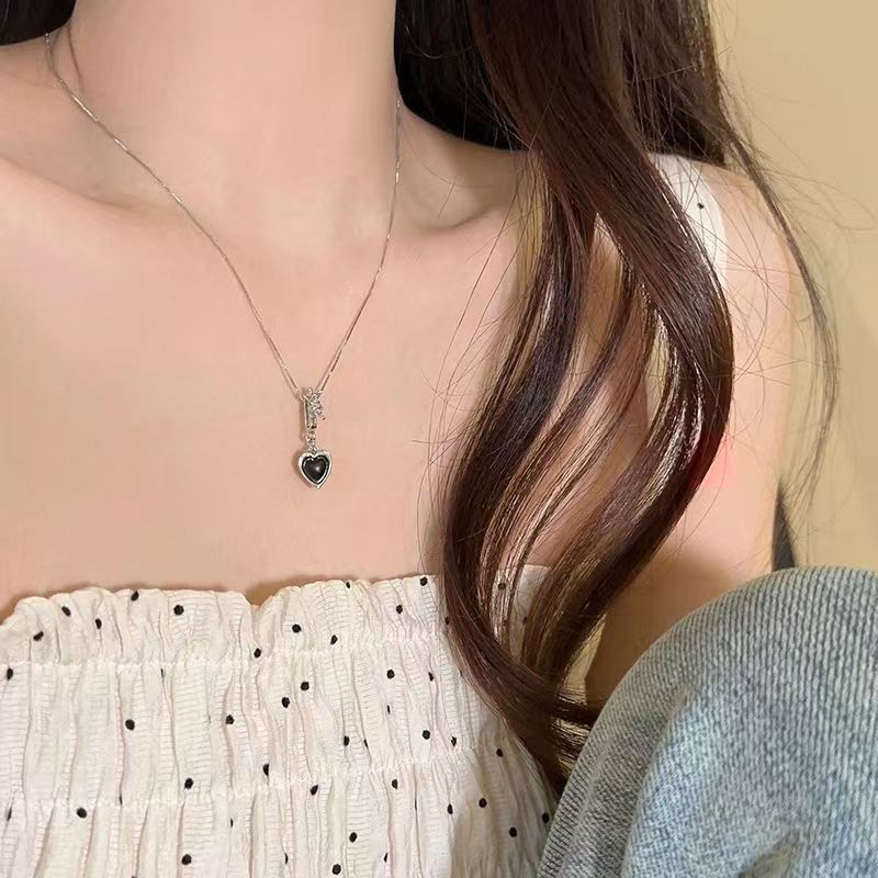 Versi Korea Manis Keren Cinta Kalung Perempuan Cahaya Mewah Desain Niche Berkelas All-Match Klavikula Rantai Pacar Kalung Baru