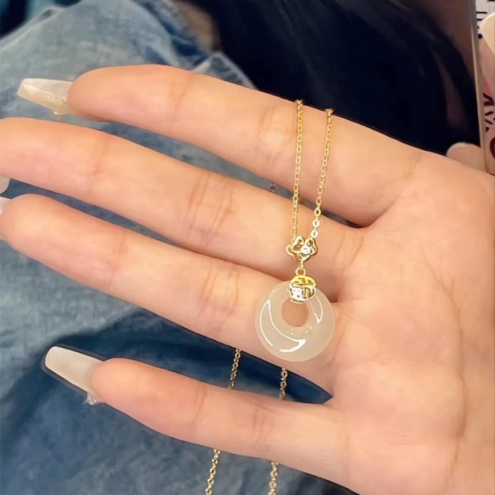 Lucky Safety Clasp Kalung Untuk Wanita Dengan Desain Niche Mewah Tingkat Tinggi Meniru Liontin Giok Hotan Temperamen Sederhana Rantai Klavikula Perhiasan Gadis Seksi