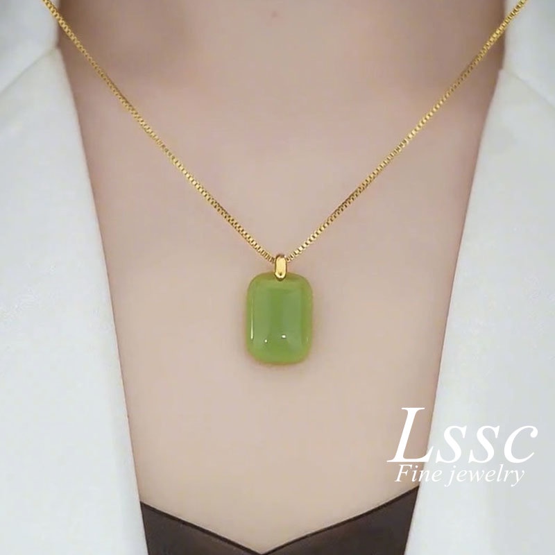 Kalung Titanium Giok Hetian Persegi Keberuntungan Emas 18K Anti Karat Simple Fashion Aksesoris Wanita Perhiasan