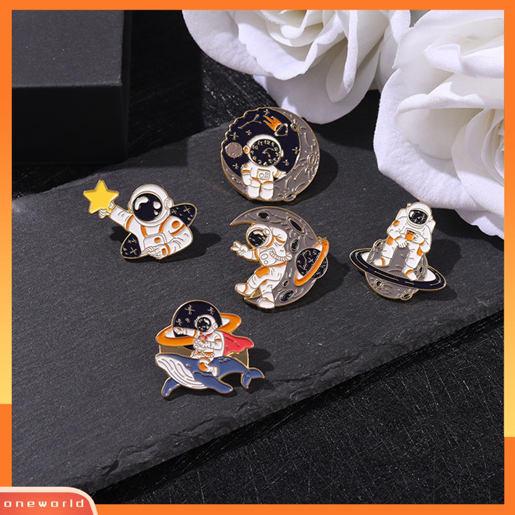 [ONE] Bros Pin Pola Kartun Electroplating Hias Tas Dekorasi Colorfast Pakaian Yang Sesuai Dengan Tahan Karat Planet Paus Astronot Enamel Lapel Pin Aksesoris Pakaian