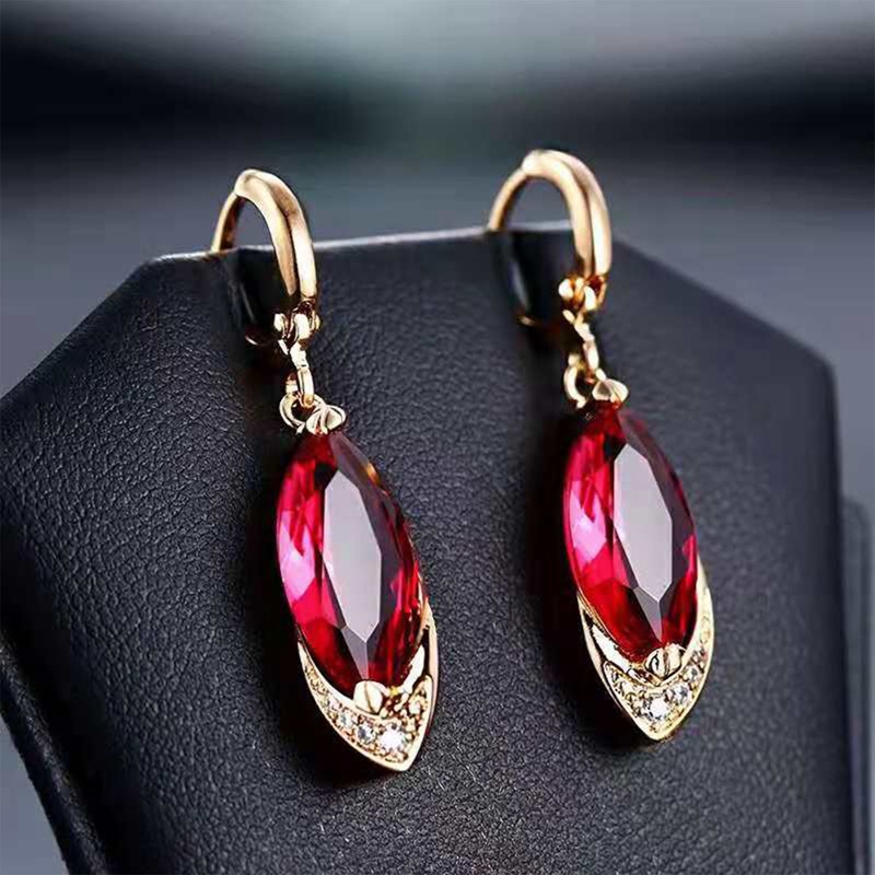 Anting Kristal Merah Perempuan Musim Panas Niche High-End Anting Berlian Geometris Temperamen Korea Panjang Retro Net Anting Merah S925