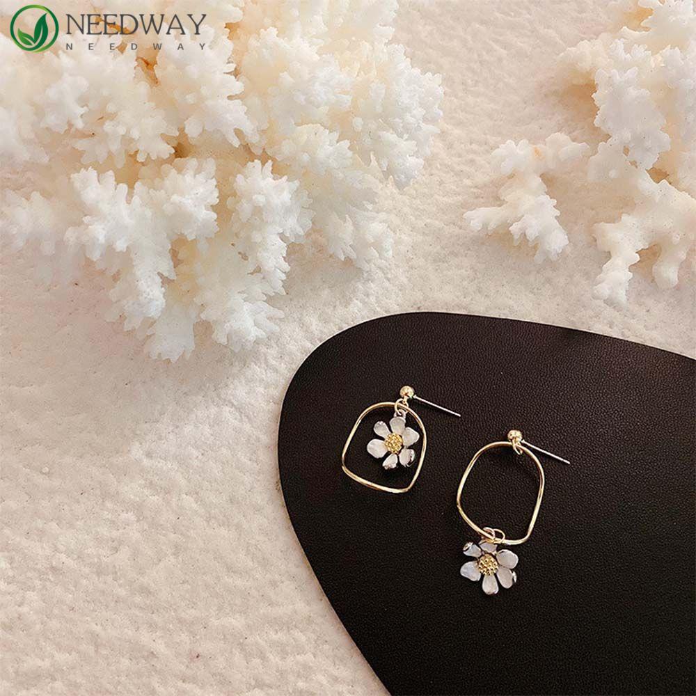 Needway Anting Hadiah Lucu Wanita Asimetris Daisy Menjuntai Earrings