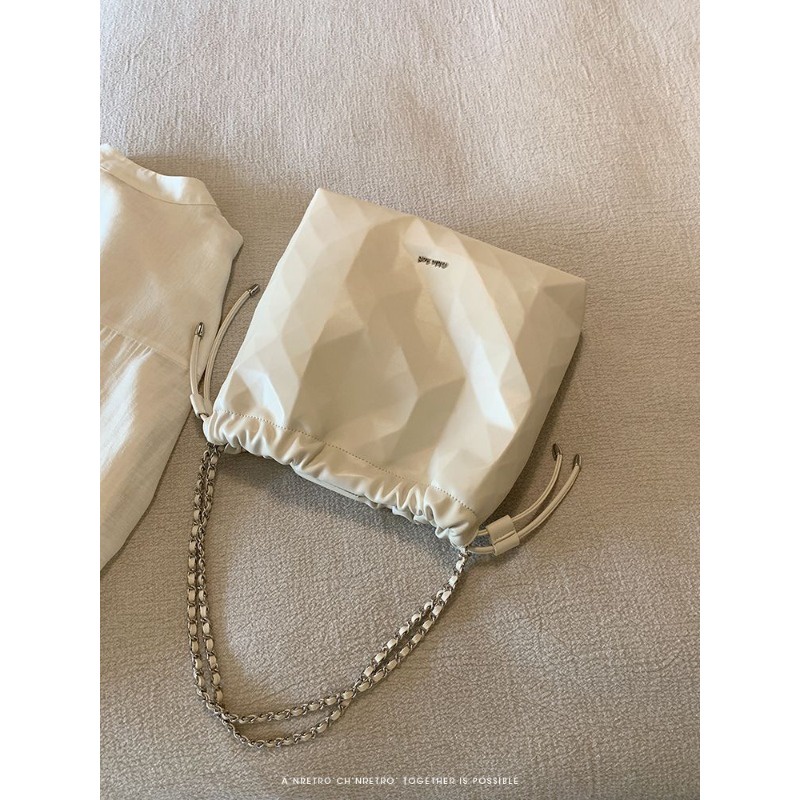 Bag Krim Besar Putih Ember Tas Geometris Rantai Minoritas Tas Bahu Komuter Kapasitas Besar Tas Wanit