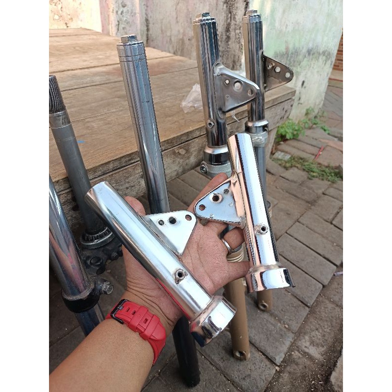 KUPINGAN K5 MODEL ORI 1 SET PNP SHOK DEPAN GL MP TIGER/BRECKET LAMPU DEPAN CB K5 MODEL ORI MAYESTRO