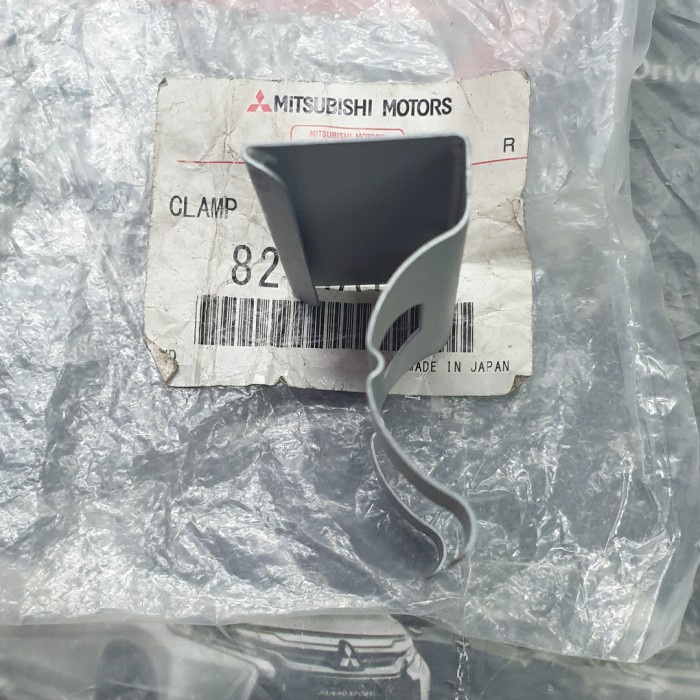 Braket Nozzle Headlamp Washer Asli Mitsubishi Pajero Sport