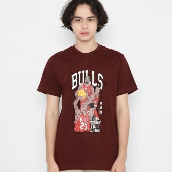 Kaos Erigo T-Shirt The Magic Trio Cotton Combed Merah Maroon Unisex-XL