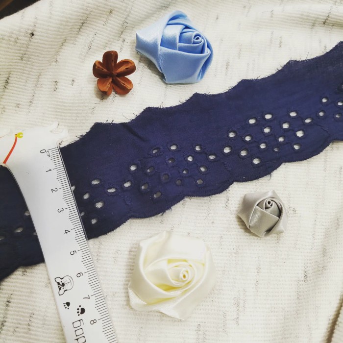 Renda kain katun biru tua