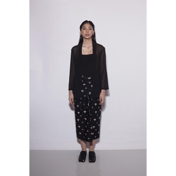 Kebaya Hitam Kutu Baru